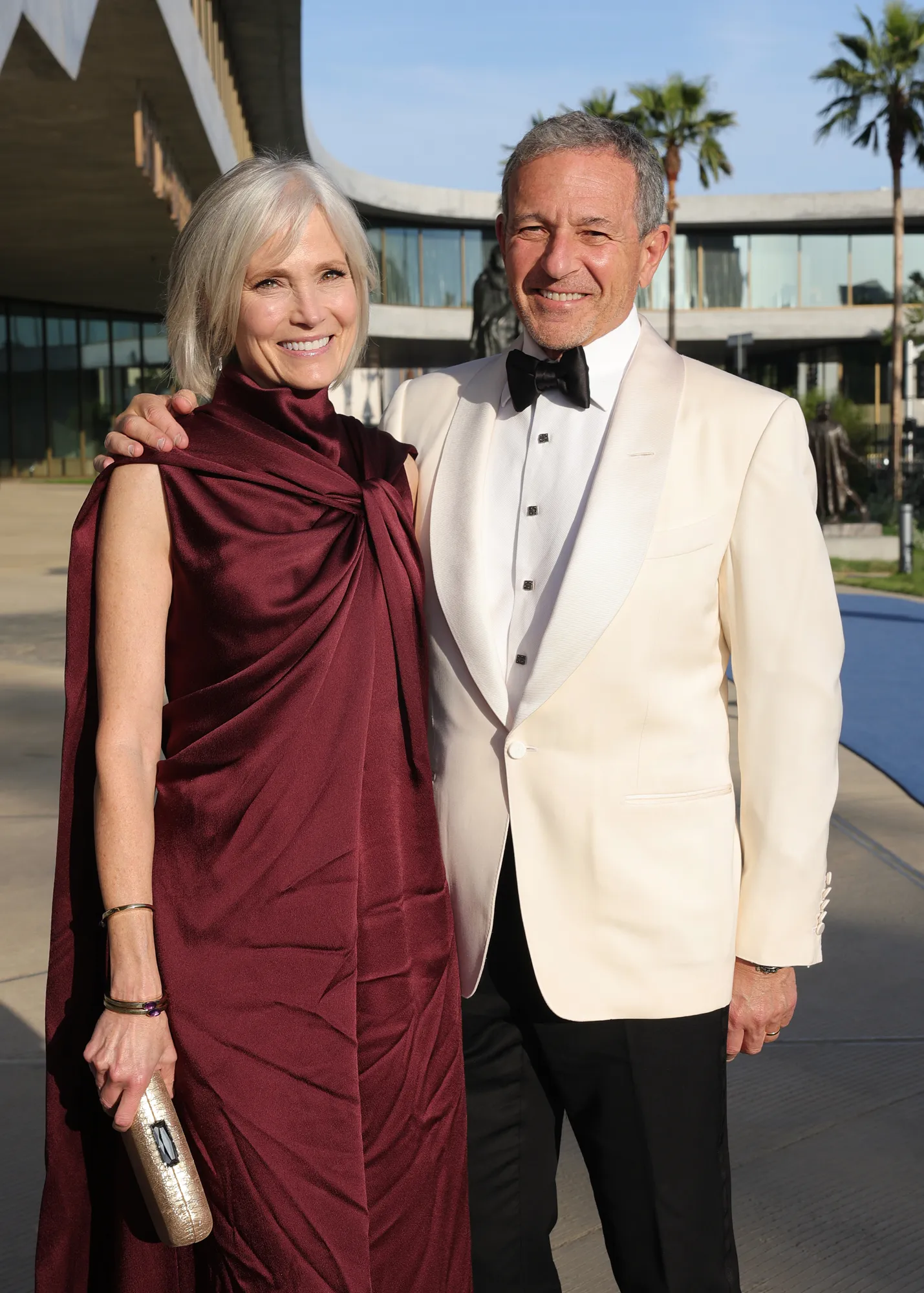 L'image contient peut-être Bob Iger Blazer Vêtements Manteau Veste Tenue de soirée Costume Personne Personnes Adulte Visage et tête