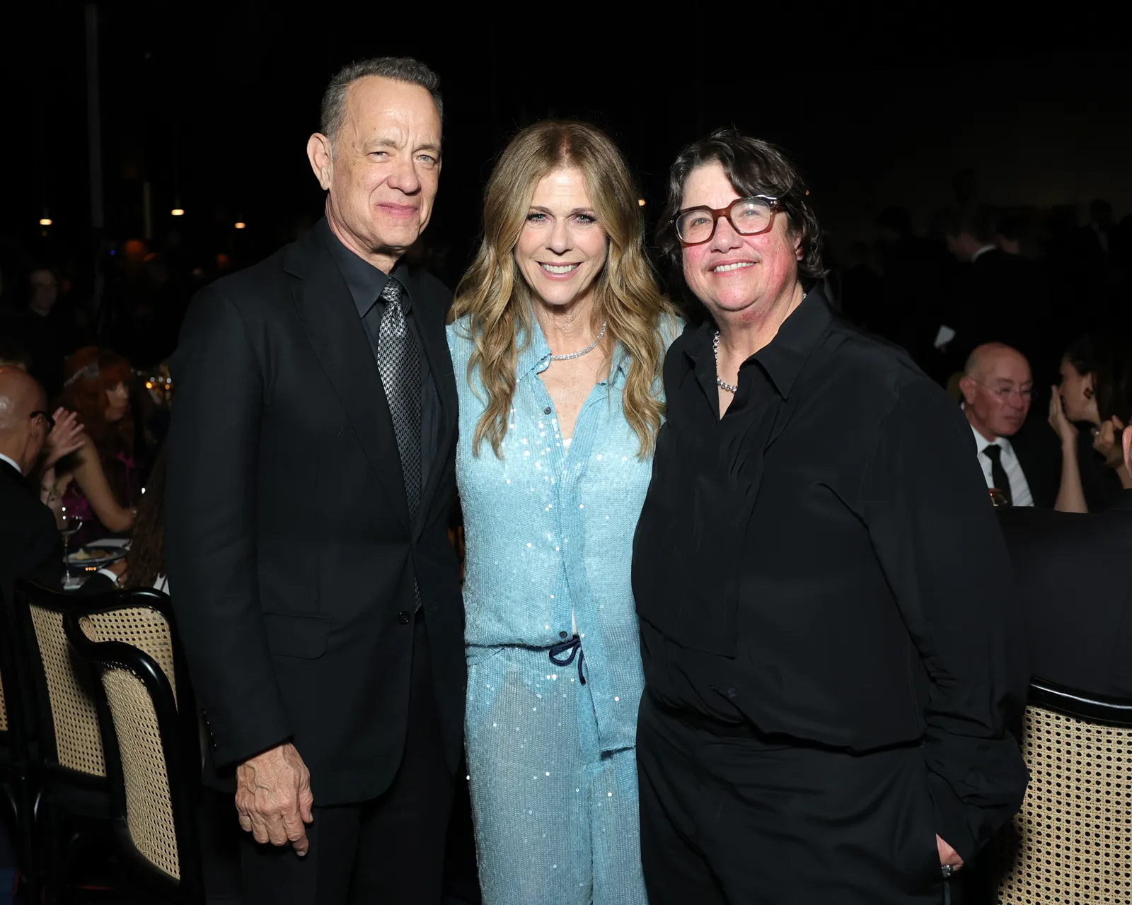 L'image peut contenir Tom Hanks Catherine Opie Rita Wilson Blazer Vêtements Manteau Veste Mode Vêtements de cérémonie et costume