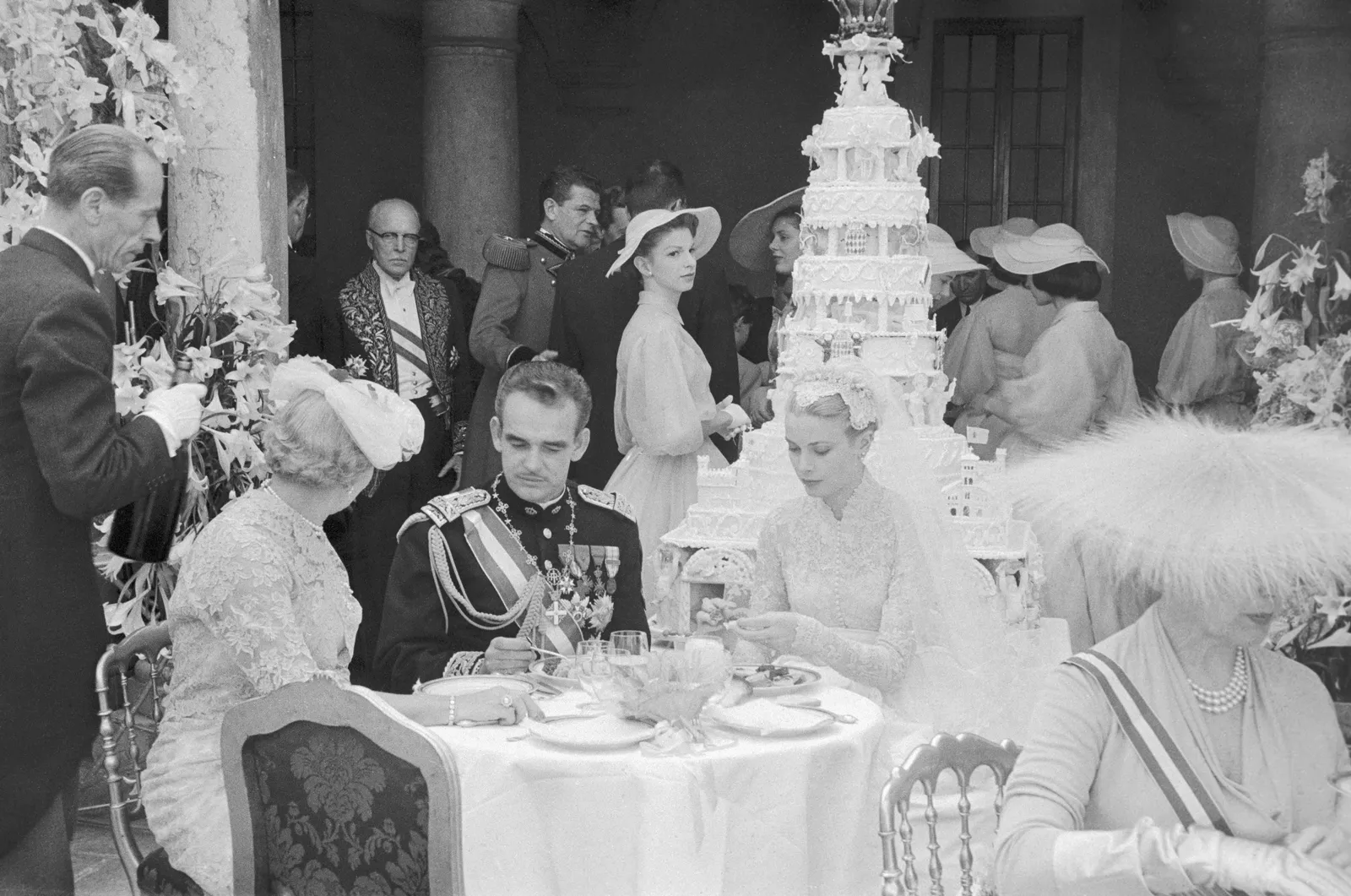 L'image peut contenir Rainier III Prince de Monaco Grace Kelly Hans Geiger Luciana Angiolillo et Todor Zhivkov