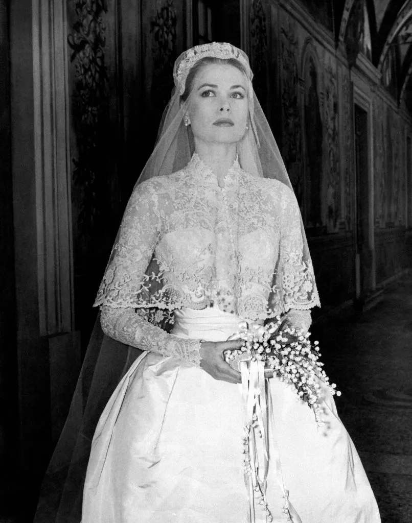 L'image peut contenir Grace Kelly Personne Vêtements Robe Mode Tenue de soirée Robe de mariée Robe de mariée Adulte et visage