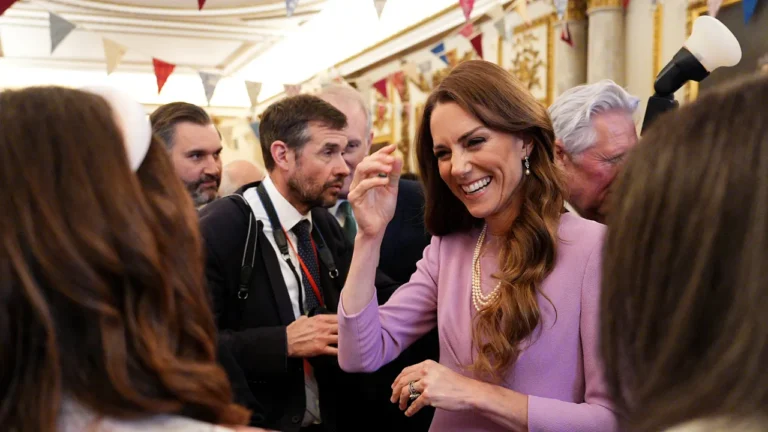 Kate Middleton rend hommage à la reine Elizabeth II dans un bijou d&rsquo;héritage rarement vu