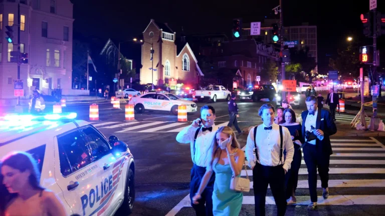 DC&rsquo;s Strange, Late Night : la scène surréaliste des soirées WHCD après le tournage