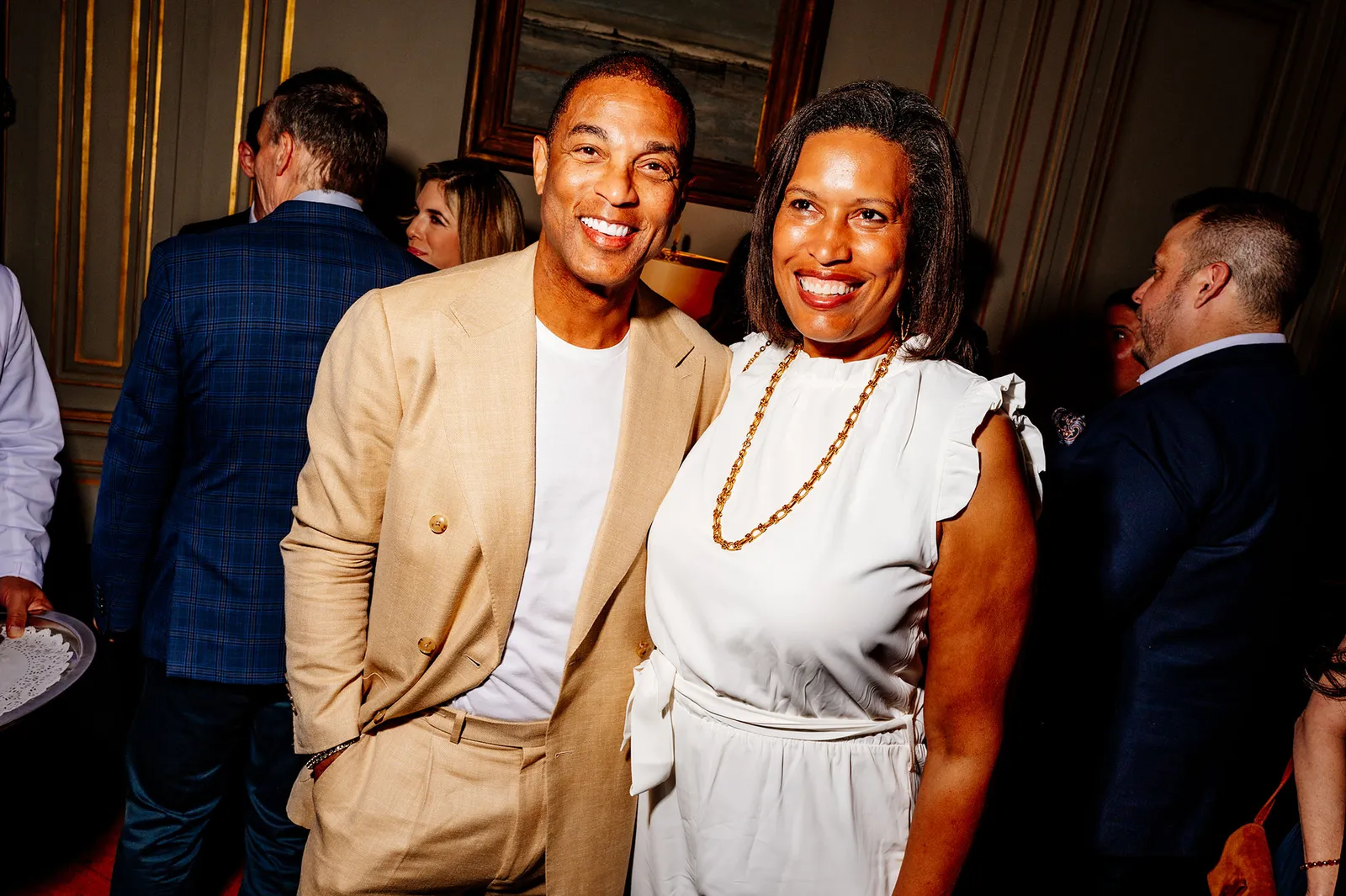 L'image contient peut-être Don Lemon Personnes Personne Blazer Vêtements Manteau Veste Tête Adulte Visage Heureux et souriant