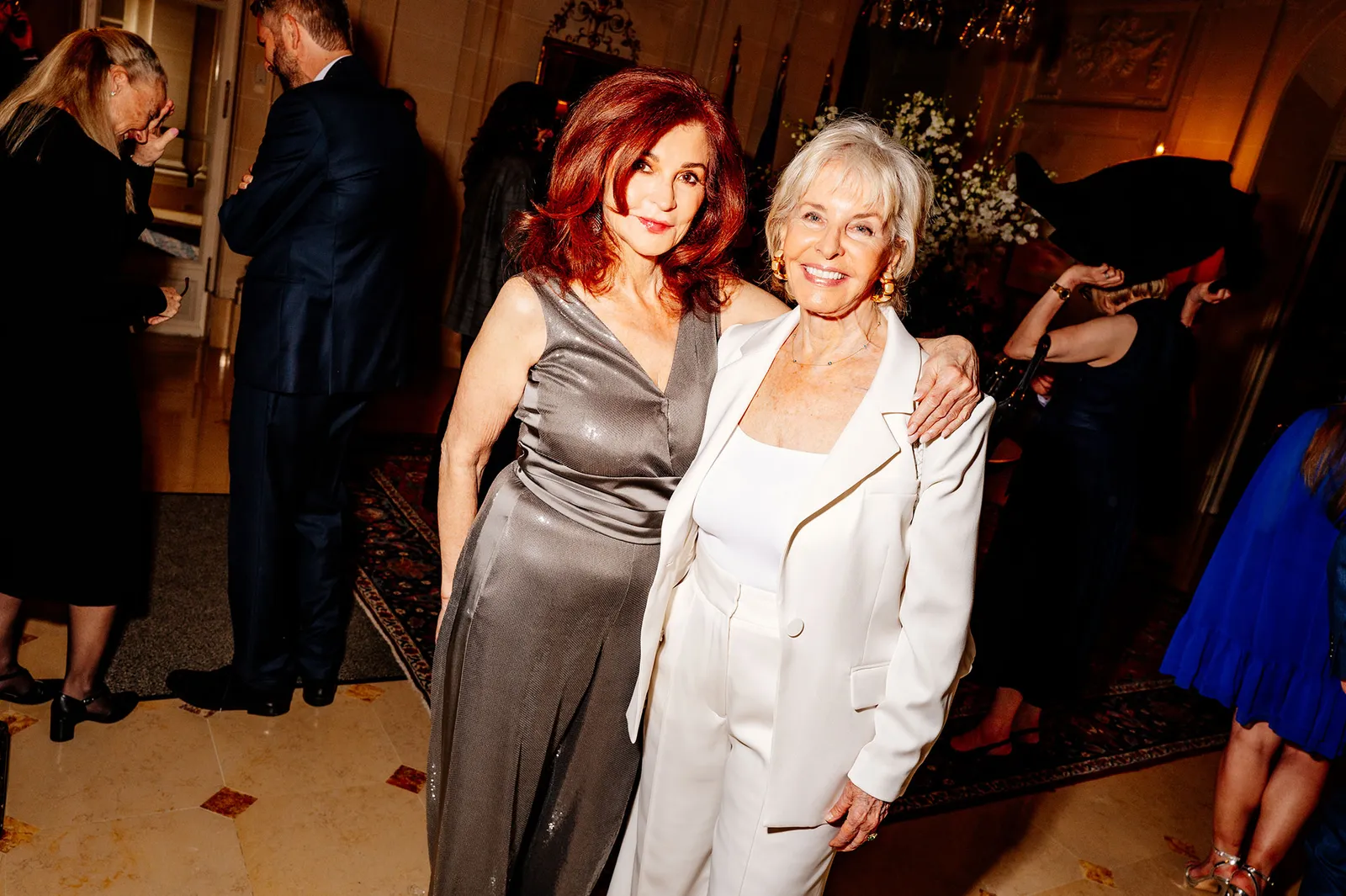 L'image peut contenir Maureen Dowd Vêtements de mode Robe Manteau Veste Personne adulte Blazer Vêtements de cérémonie et mariage