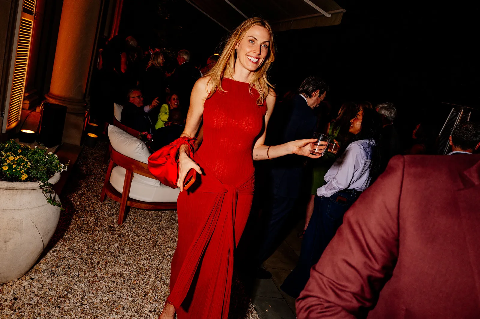 L'image peut contenir Anat Berko Personne adulte urbaine Vêtements Robe Mode Photobombing Visage de bébé Tête et mariage