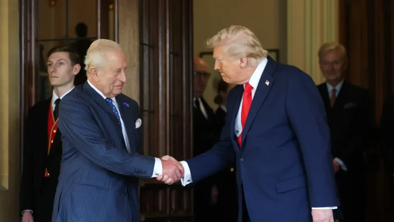Le roi Charles ne « prendra pas parti » entre Donald Trump et Keir Starmer, mais il peut aider à réparer l&rsquo;alliance