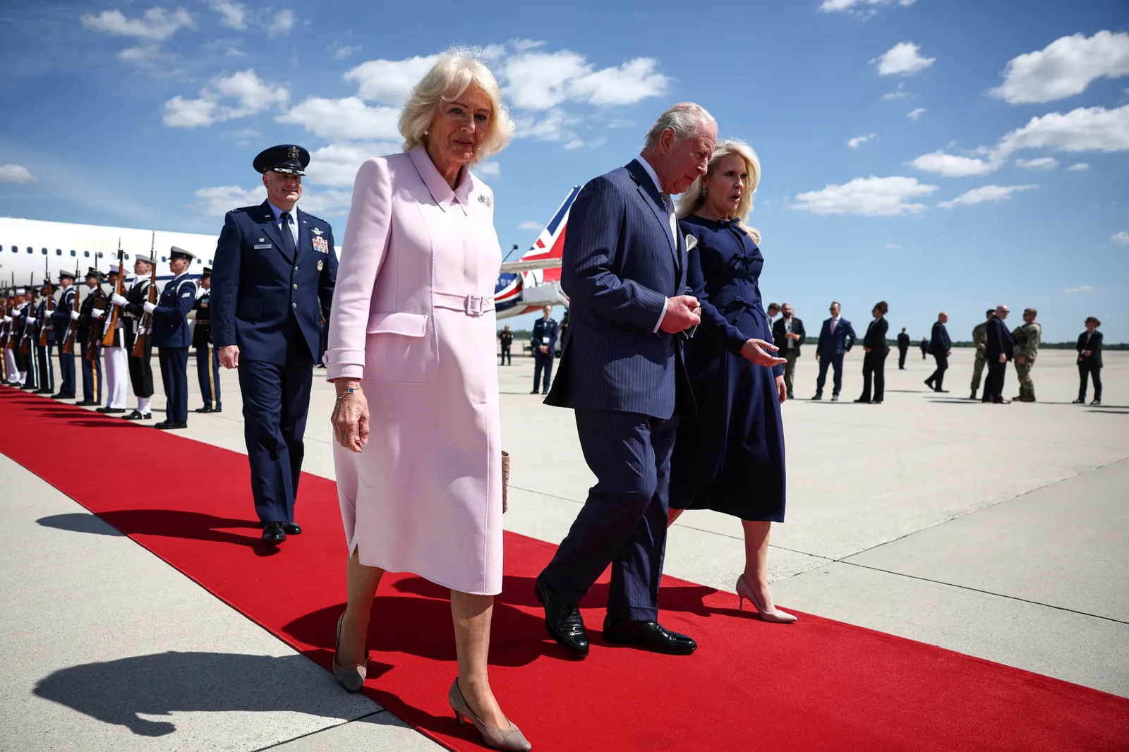 L'image peut contenir Charles Prince de Galles Monica Crowley Doug DeCinces Walter Jones Personne Vêtements et manteau pour adultes