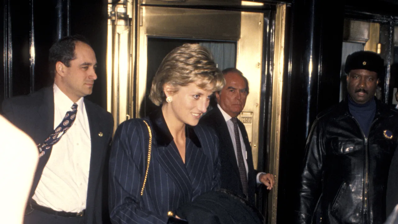 La longue et glamour histoire de la famille royale britannique et de l'hôtel Carlyle