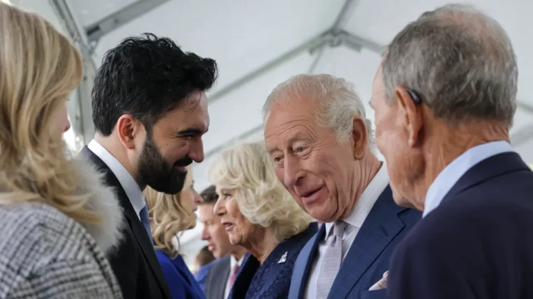 À Ground Zero, manifestants et touristes tentent sans succès de saluer le roi Charles et la reine Camilla : « Pèlerinage vers un sanctuaire américain »