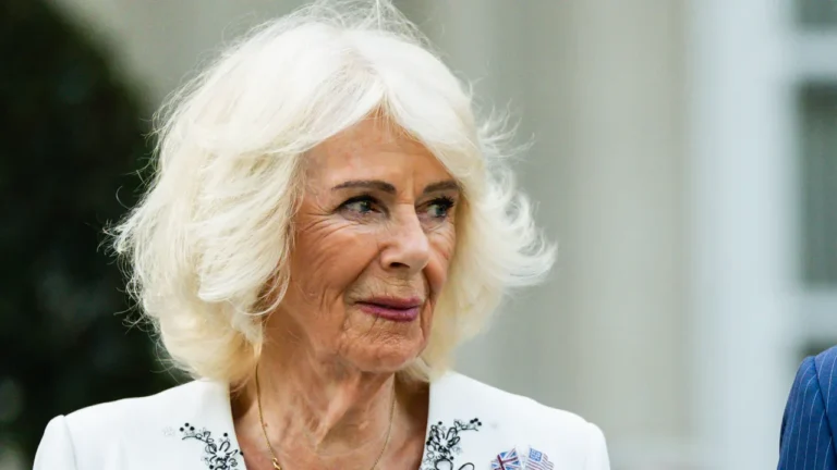 La reine Camilla porte un accessoire historique pour sa visite d&rsquo;État royale aux États-Unis