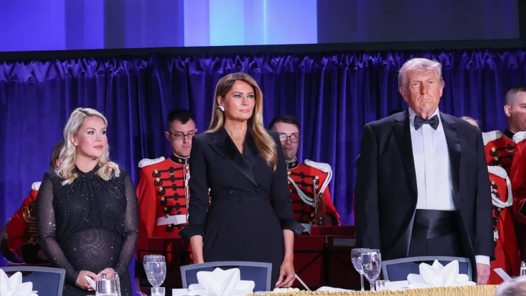 Le regard effrayé de Melania Trump est la première fois que l&rsquo;Amérique la voit visiblement émue
