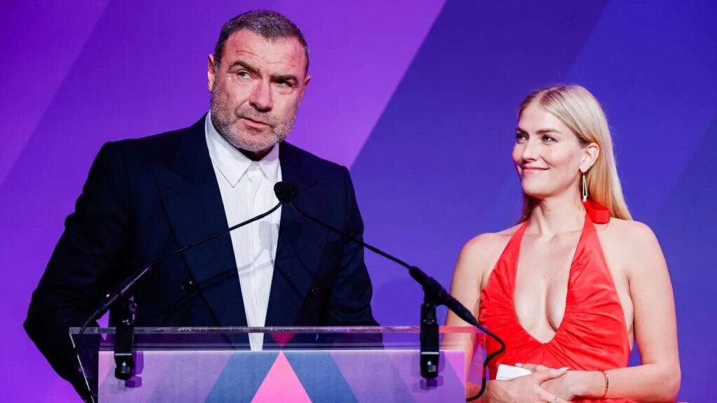 Lors du gala annuel du Ali Forney Center, Tommy Dorfman, Liev Schreiber et Virtual Zohran Mamdani ont collecté plus de 3 millions de dollars pour les jeunes LGBTQ+
