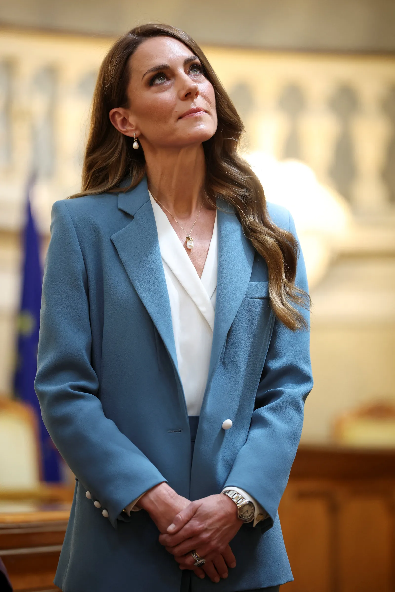 L'image peut contenir un blazer, un manteau, une veste, une tenue de soirée, un costume, une personne adulte, un visage, une tête, une photographie et un portrait.