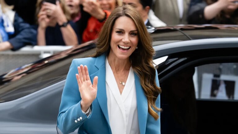 Kate Middleton porte un costume Blue Power pour son premier voyage solo à l&rsquo;étranger depuis son diagnostic de cancer