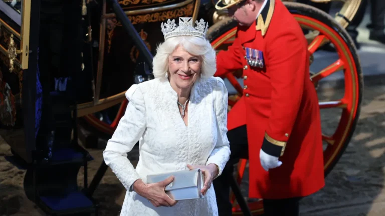 La reine Camilla porte un diadème vieux de plusieurs siècles avec 1 333 diamants à l&rsquo;ouverture du Parlement britannique