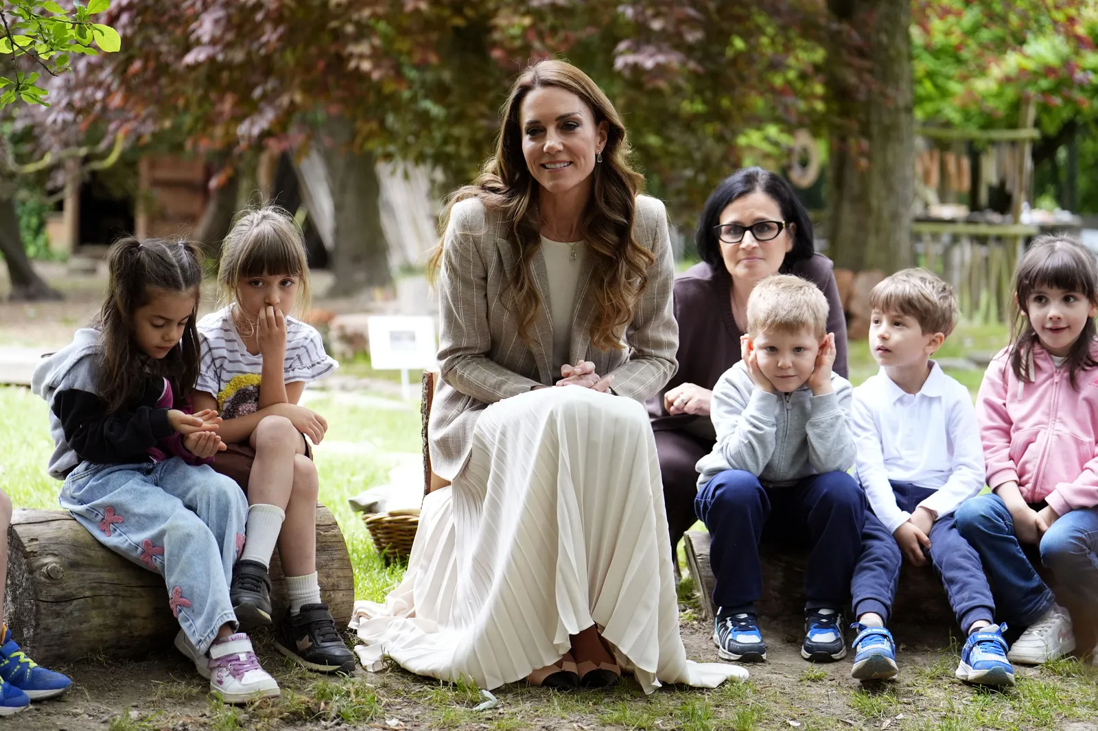 L'image contient peut-être des personnes Personne Adulte Enfant Assis Accessoires Lunettes Visage Tête Photographie et portrait