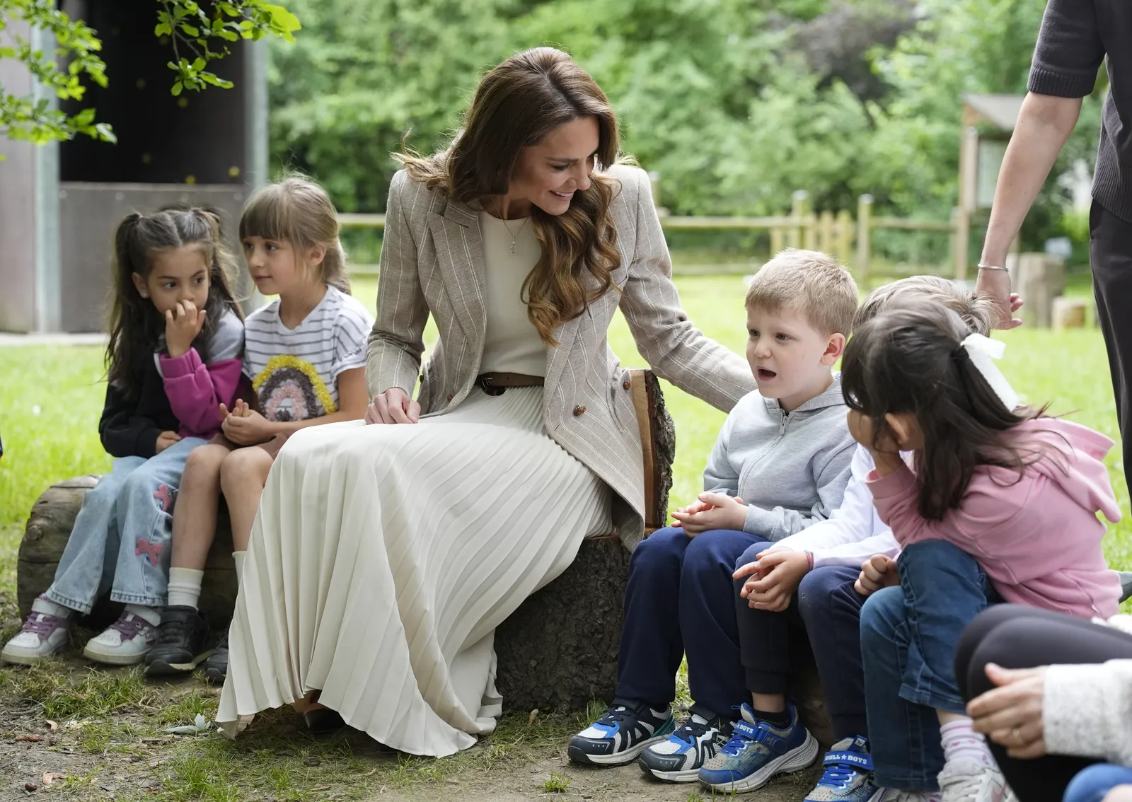 L'image contient peut-être des personnes Personne Vêtements Chaussures Chaussure Adulte Enfant Assis Pantalon Tête Visage Cheveux et cheveux bruns