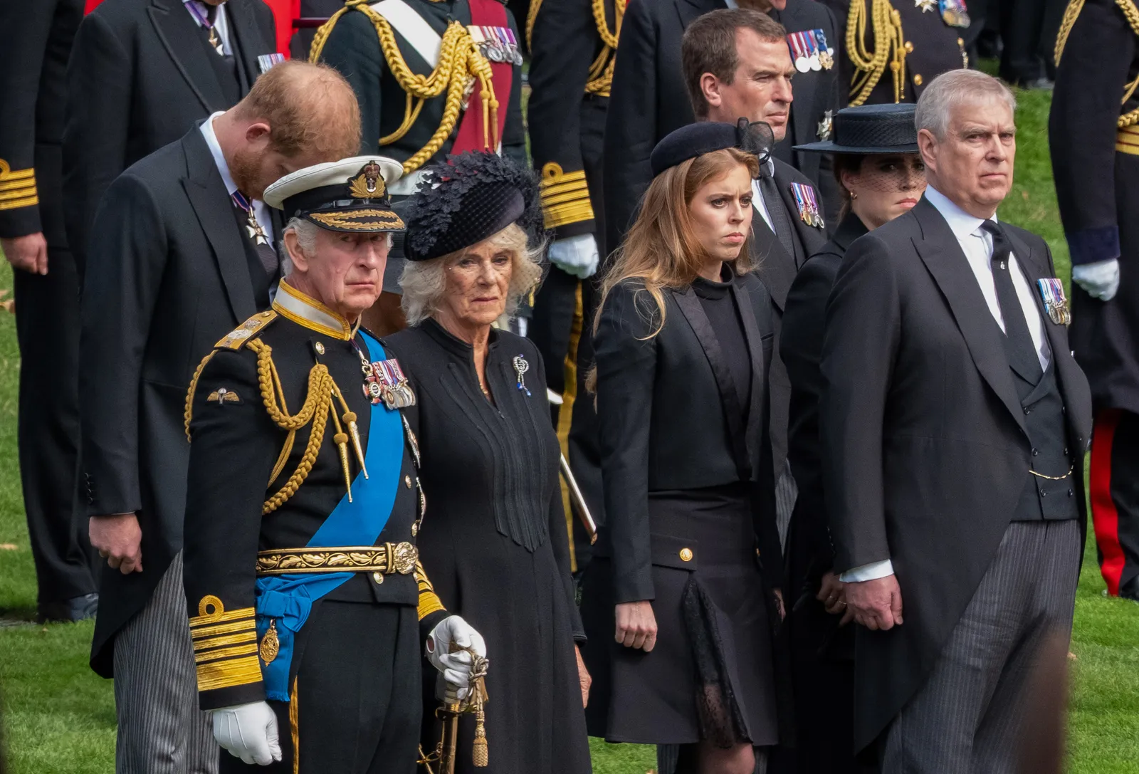 L'image peut contenir Charles Prince de Galles Personne Vêtements pour adultes Manteau Gant Officier Bébé et chapeau
