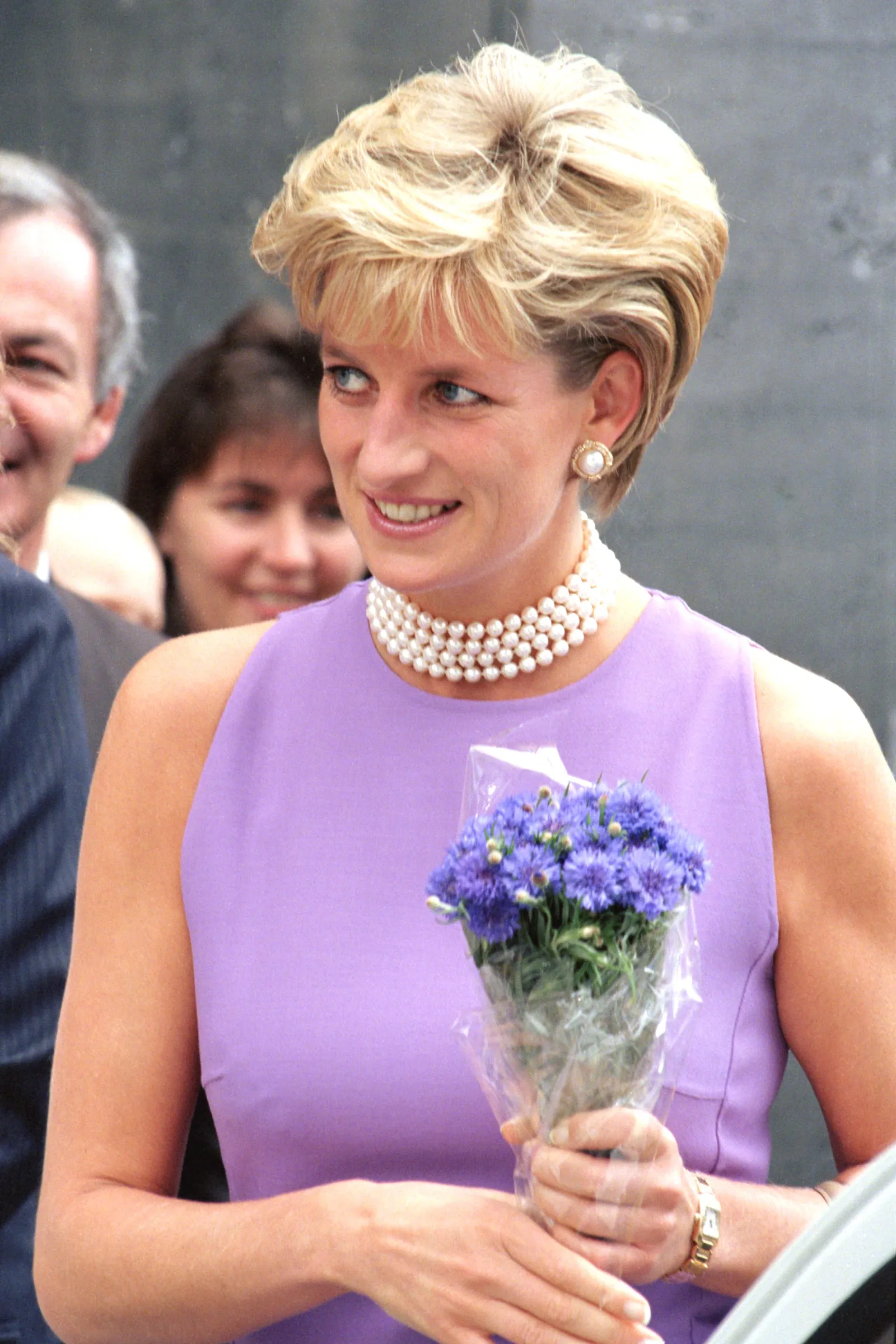 L'image peut contenir Diana, princesse de Galles, Susan, branche, personne, fleur, arrangement floral, plante et bouquet de fleurs.