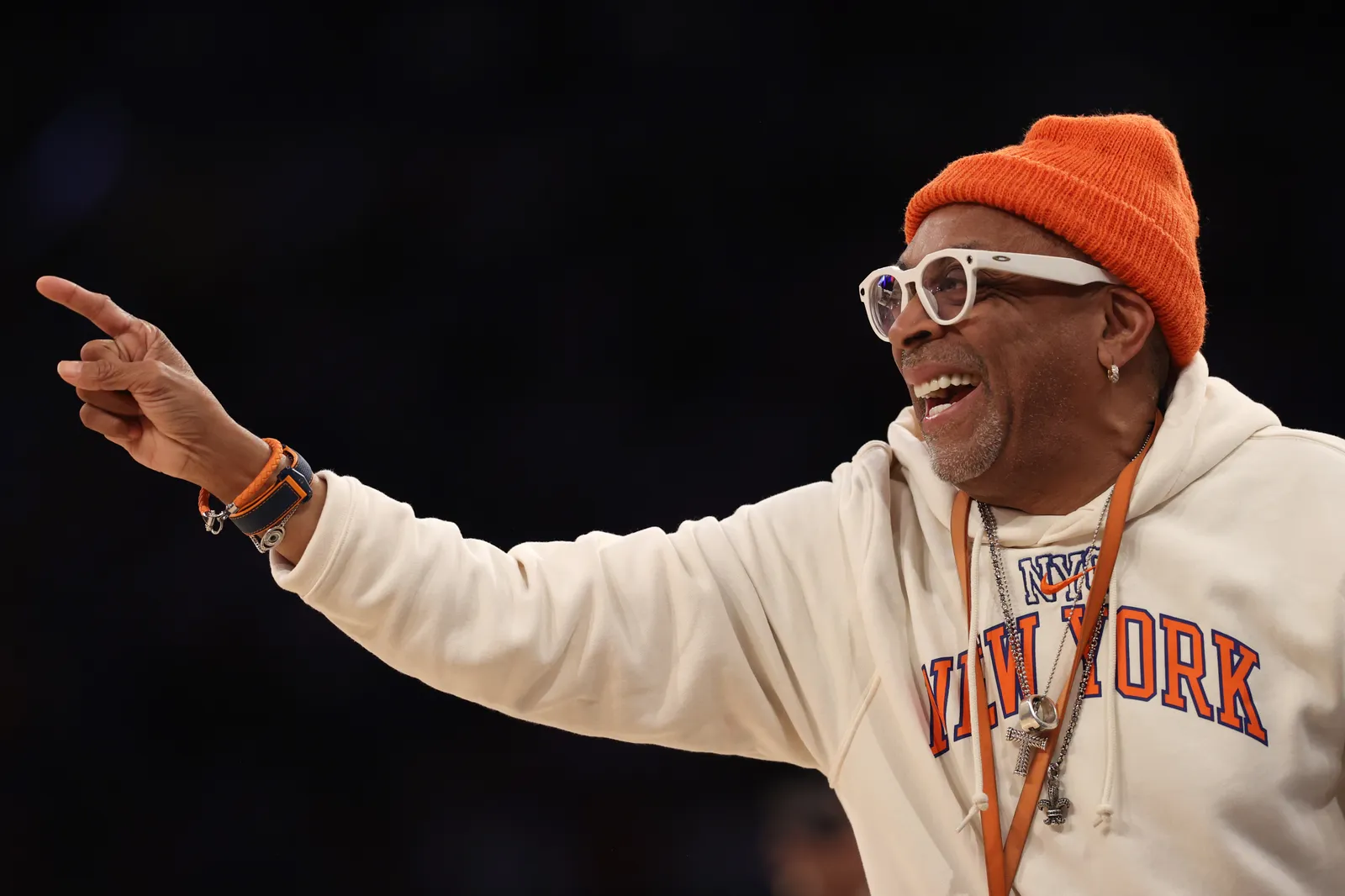 L'image peut contenir Spike Lee Tête Personne Visage Heureux Personnes adultes Accessoires Lunettes Bijoux et collier