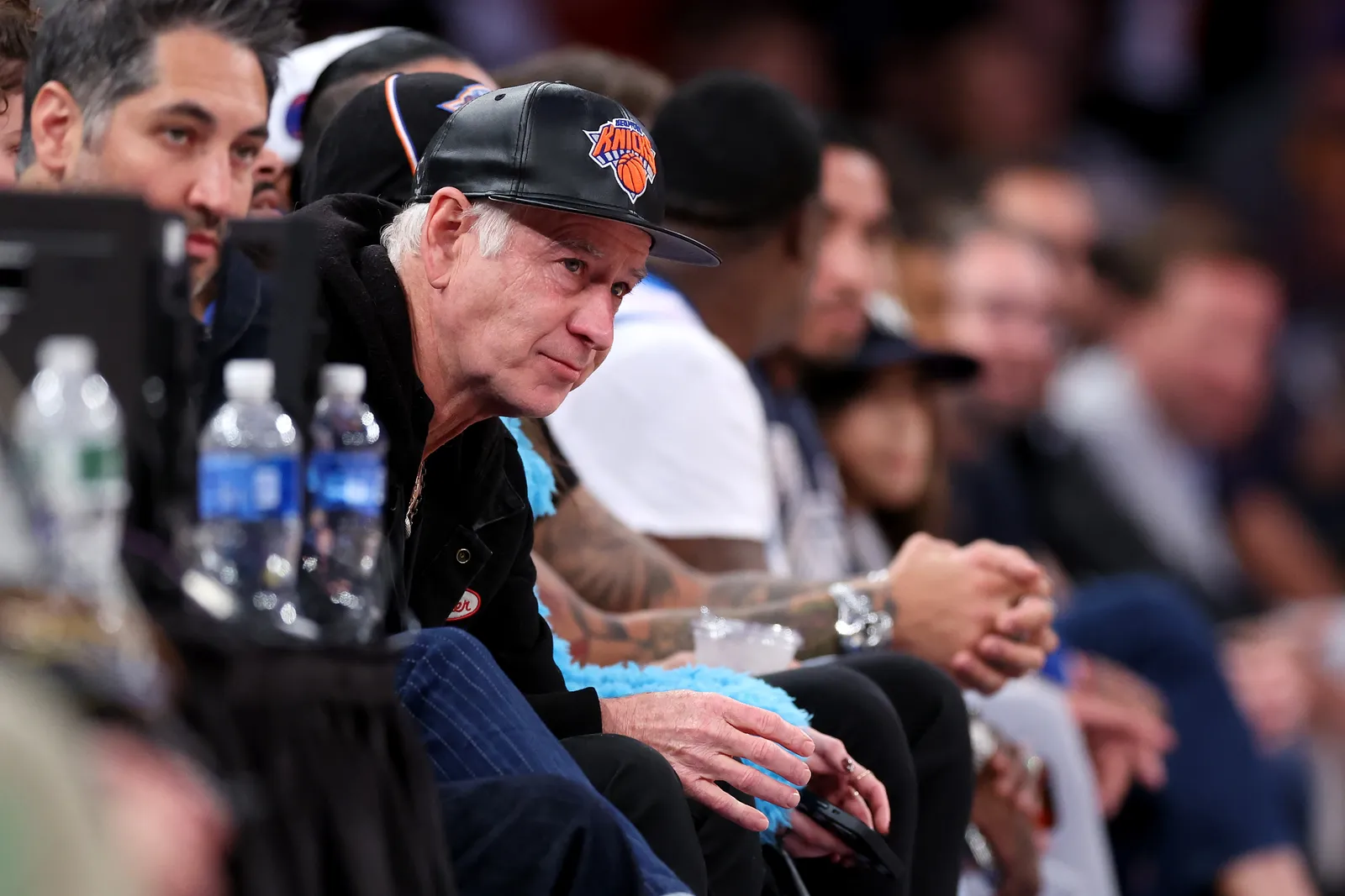 L'image peut contenir John McEnroe Bill Kenney Casquette de baseball Casquette Vêtements Chapeau Partie du corps Doigt Main Personne et adulte