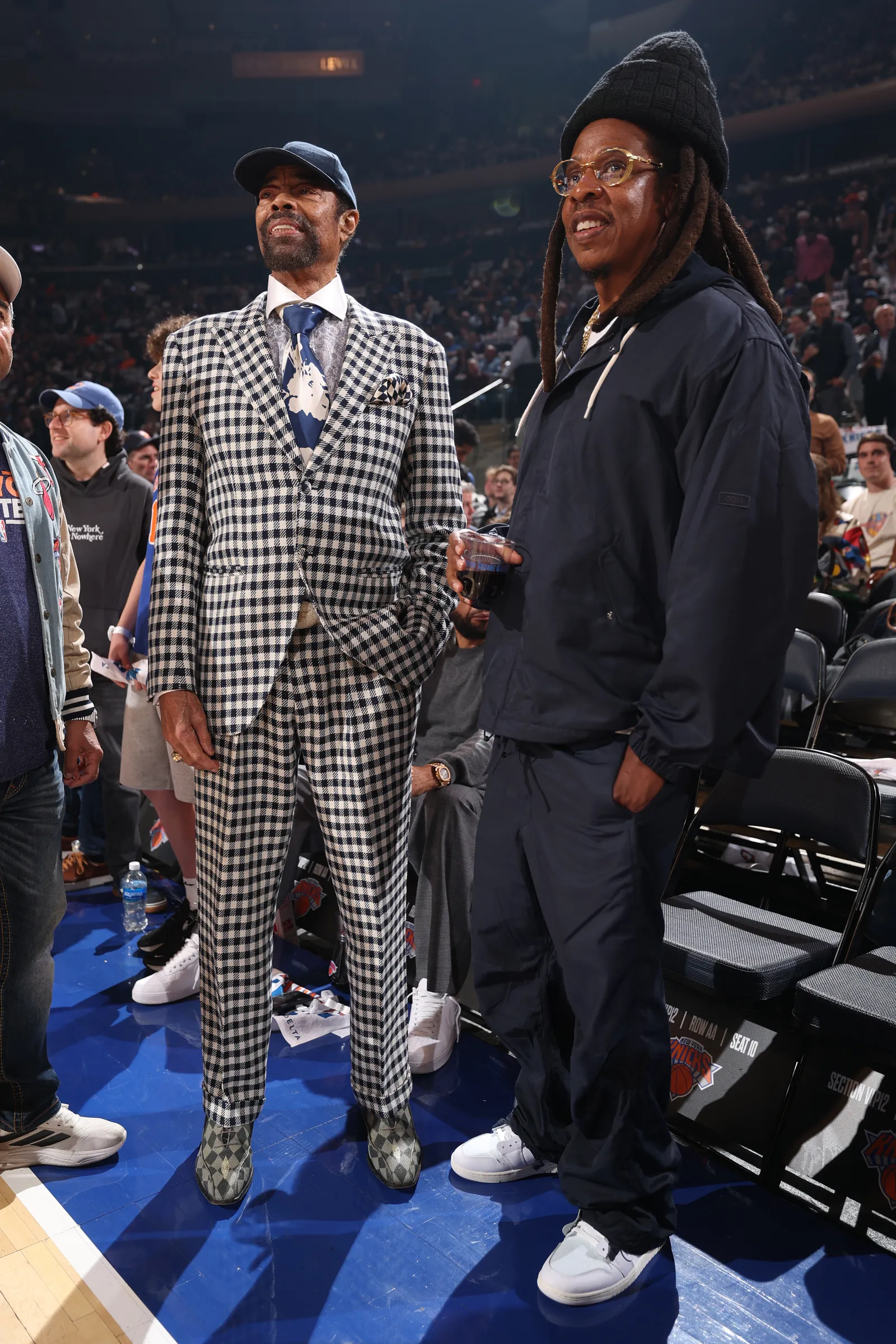 L'image peut contenir JayZ Walt Frazier Chris Prynoski Casquette de baseball pour personne adulte Vêtements Chapeau et vêtements de cérémonie
