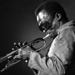Comment je lutte avec l&rsquo;héritage compliqué de Miles Davis en tant qu&rsquo;artiste et agresseur