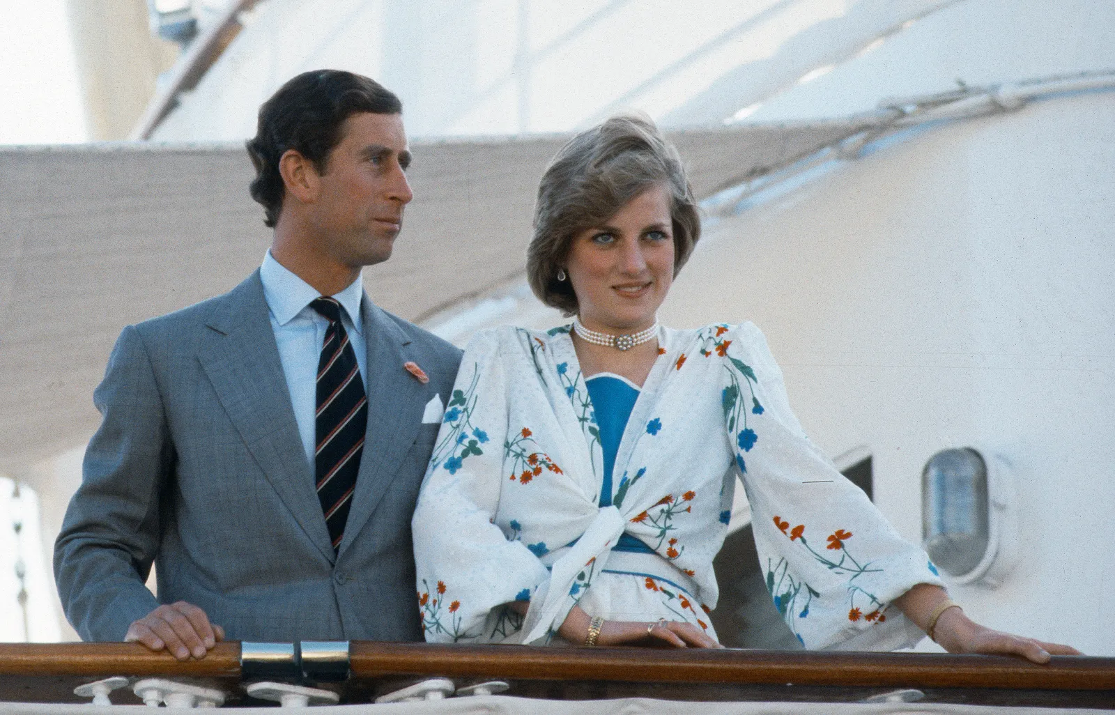 L'image contient peut-être Charles, prince de Galles, Diana, princesse de Galles, personne, accessoires pour adultes, vêtements de cérémonie et cravate.