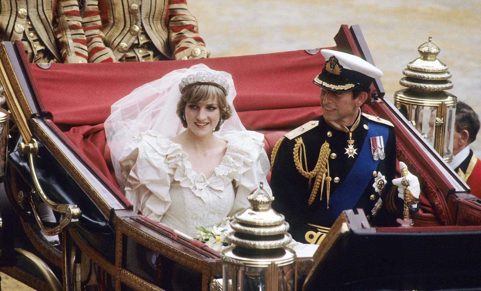 L'image peut contenir Diana, princesse de Galles, Charles, prince de Galles, personne, visage de mariage adulte, tête et photographie.
