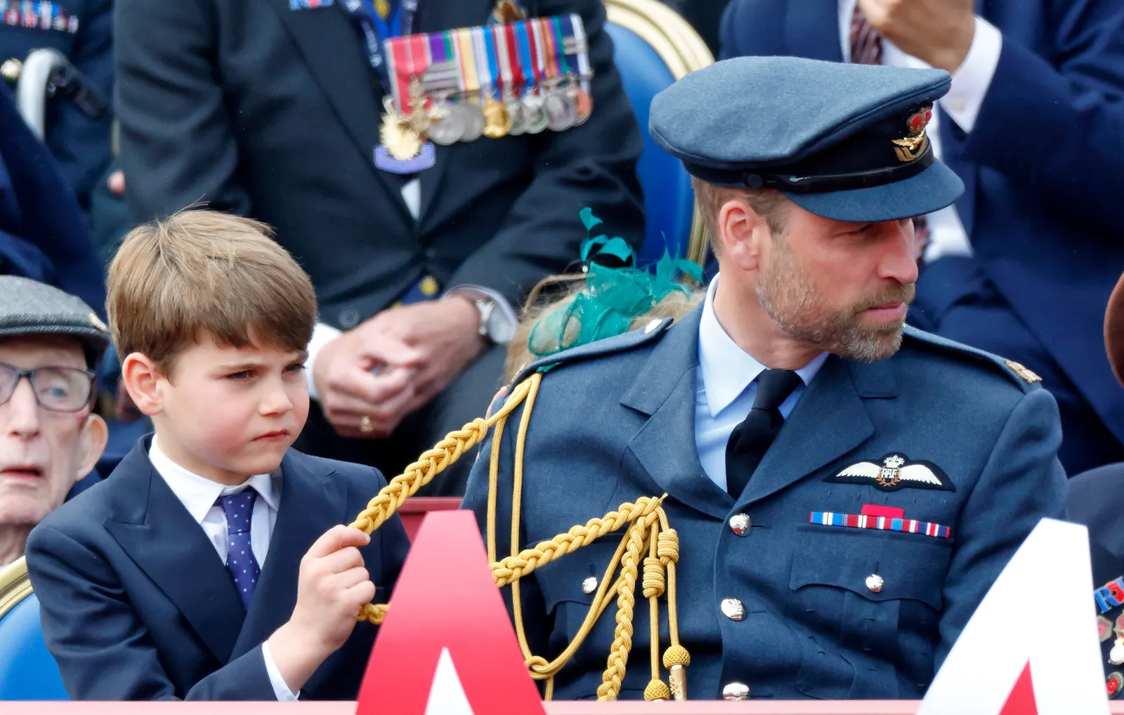 L'image peut contenir un officier militaire, un officier militaire, des accessoires pour adultes, une tenue de cérémonie, une cravate et un capitaine.