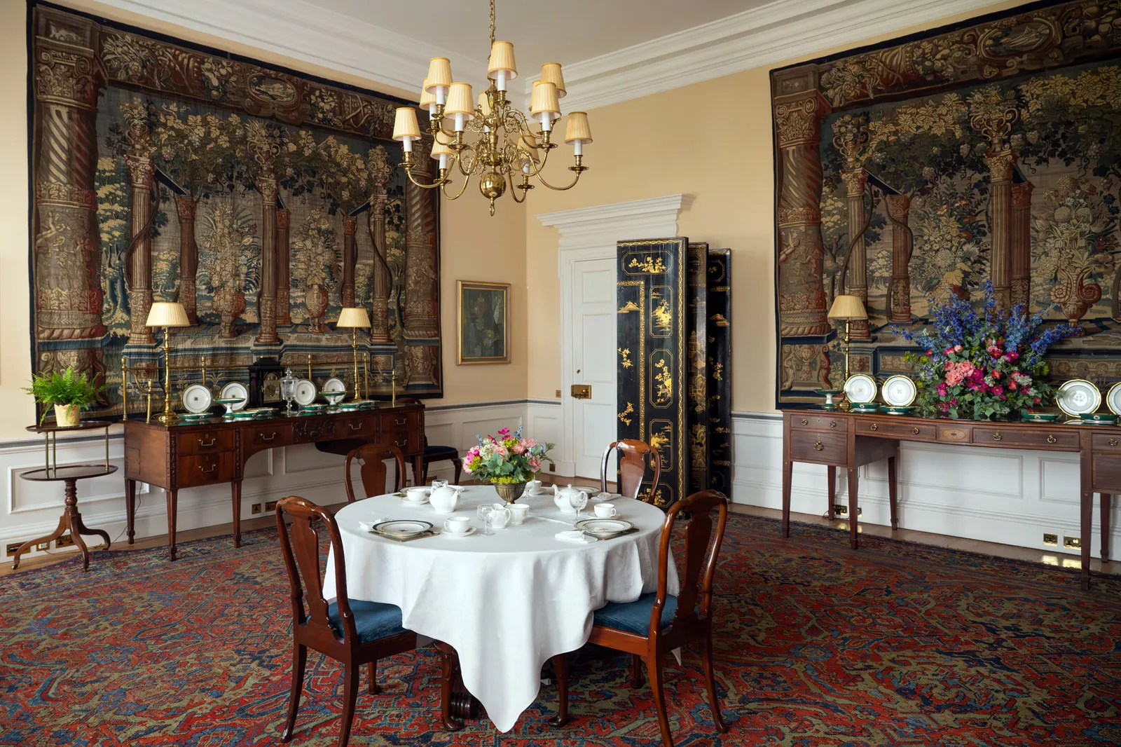 L'image contient peut-être Architecture Bâtiment Salle à manger Table à manger Meubles Intérieur Table de chambre Lustre et lampe