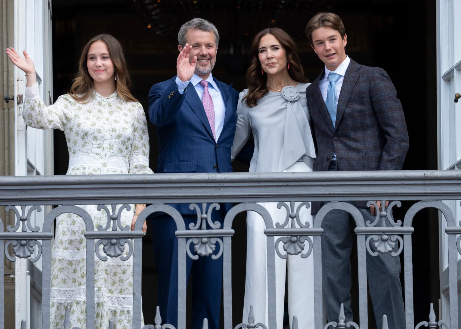 L'image peut contenir Mary Crown Princess of Denmark Personne Accessoires pour adultes Tenue de soirée Cravate Vêtements et costumes pour enfants