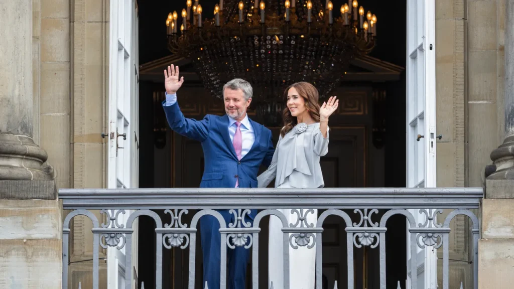 La reine Marie du Danemark célèbre le 58e anniversaire du roi Frederik X en Giorgio Armani
