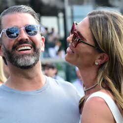 Donald Trump Jr. et Bettina Anderson célèbrent leur mariage lors d&rsquo;une cérémonie de mariage aux Bahamas