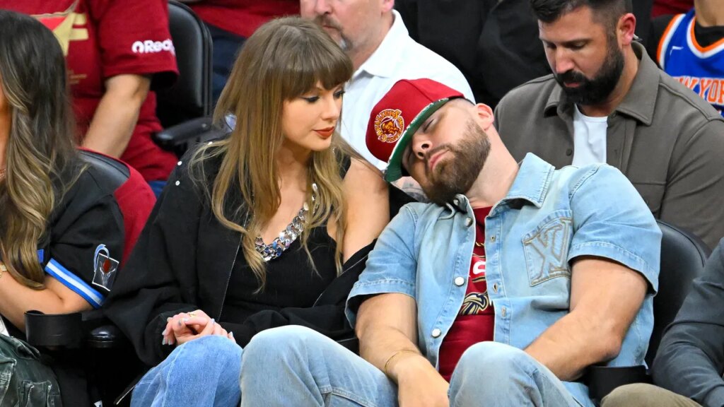Taylor Swift et Travis Kelce font sensation avec leur apparition au premier rang des Knicks/Cavs
