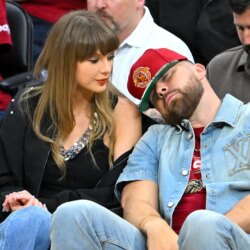 Taylor Swift et Travis Kelce font sensation avec leur apparition au premier rang des Knicks/Cavs