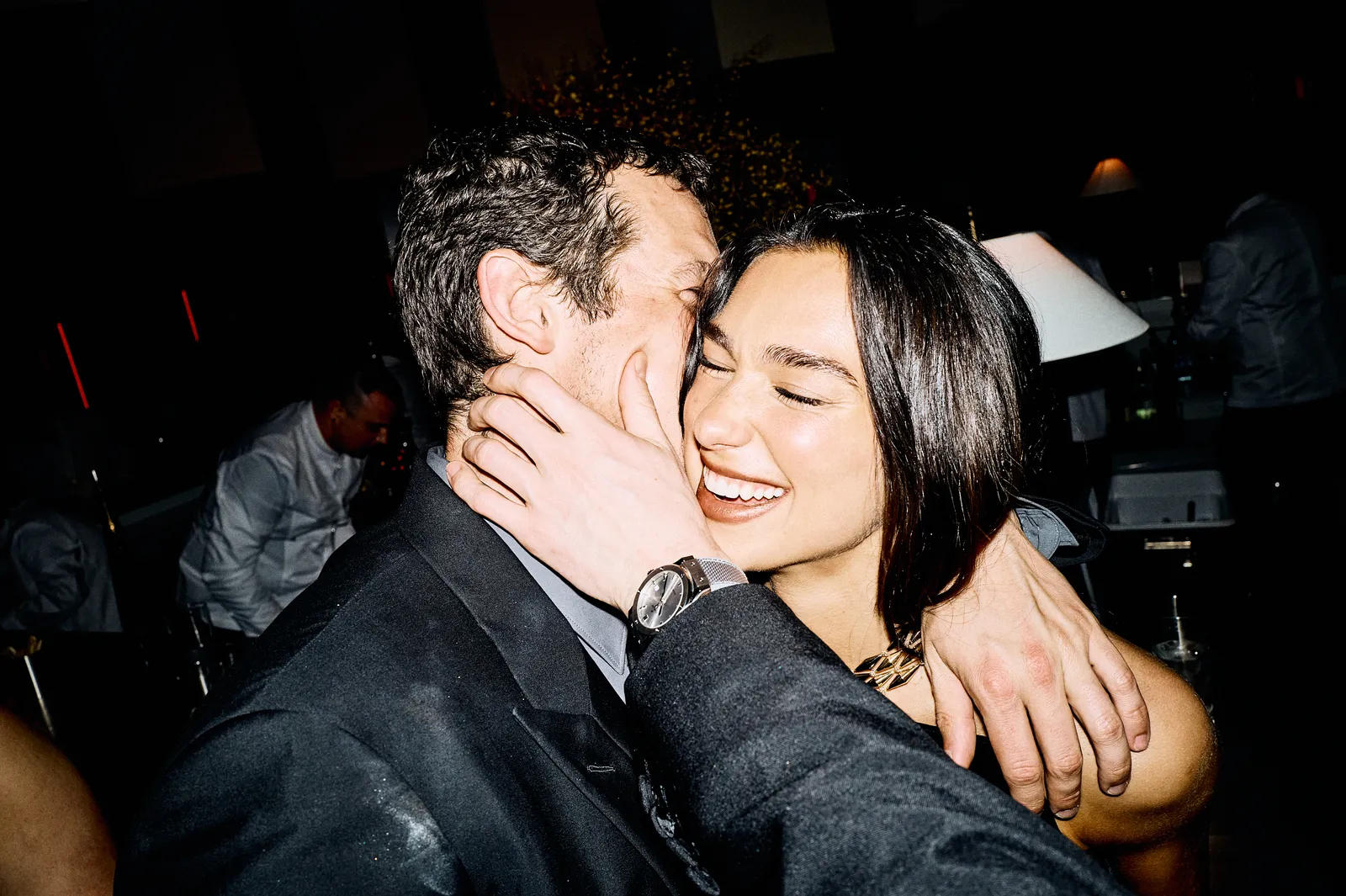 L'image peut contenir Dua Lipa Dua Lipa Personne adulte Mariage Embrasser Visage romantique Photographie et portrait