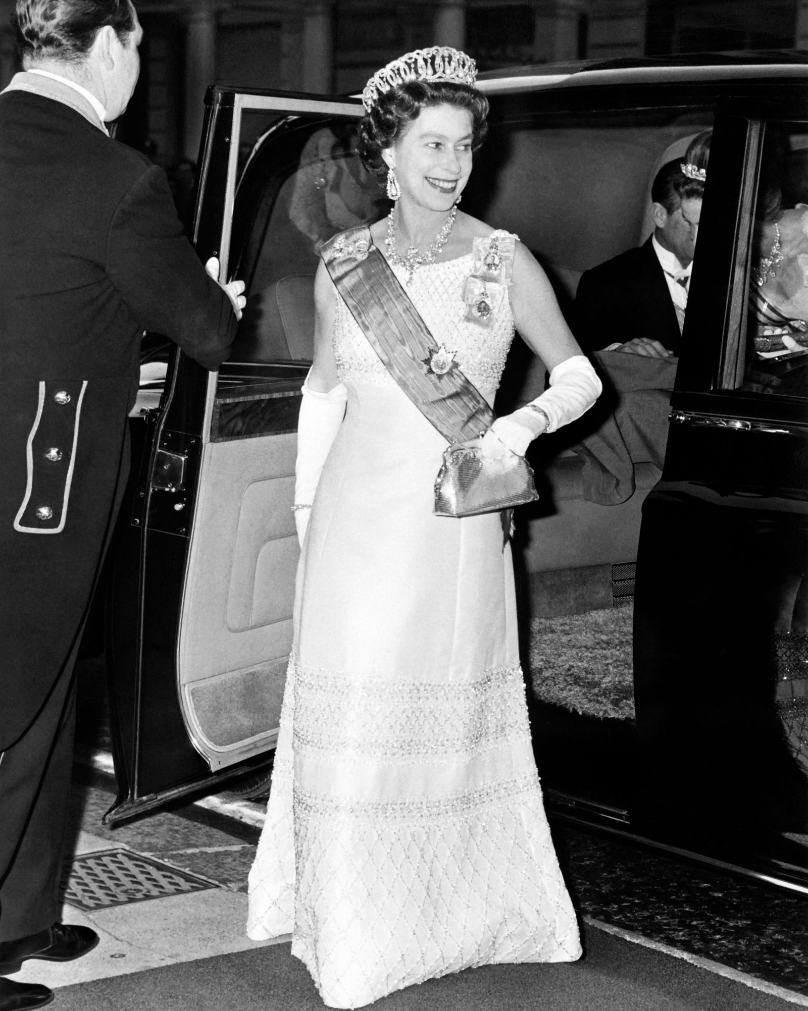 L'image peut contenir une personne d'Elizabeth II Accessoires de mariage pour adultes Bijoux Collier Vêtements Gant Visage et tête