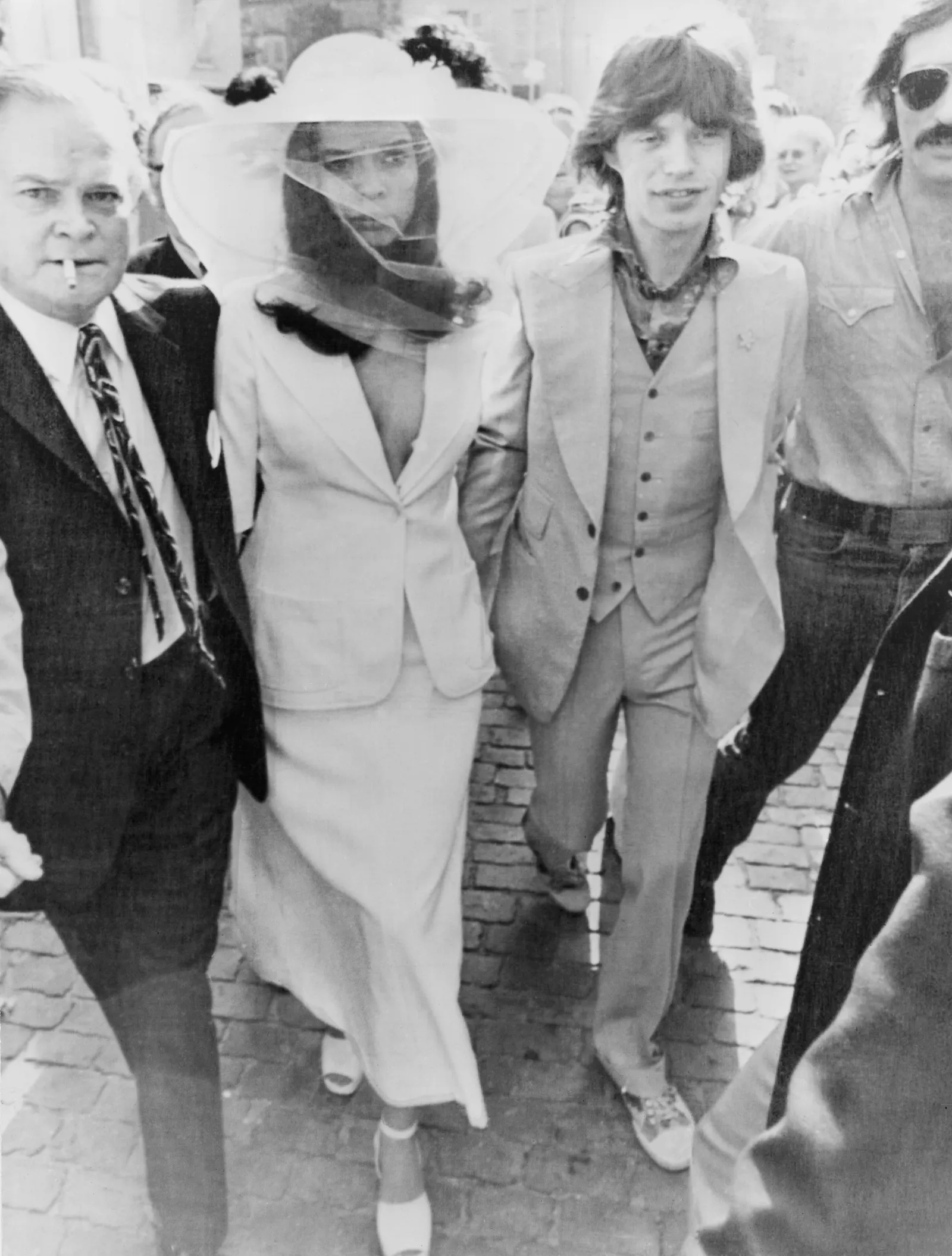 L'image peut contenir Bob Hope Bianca Jagger Mick Jagger Vêtements Tenue de soirée Costume Manteau Personne Adulte Visage et tête