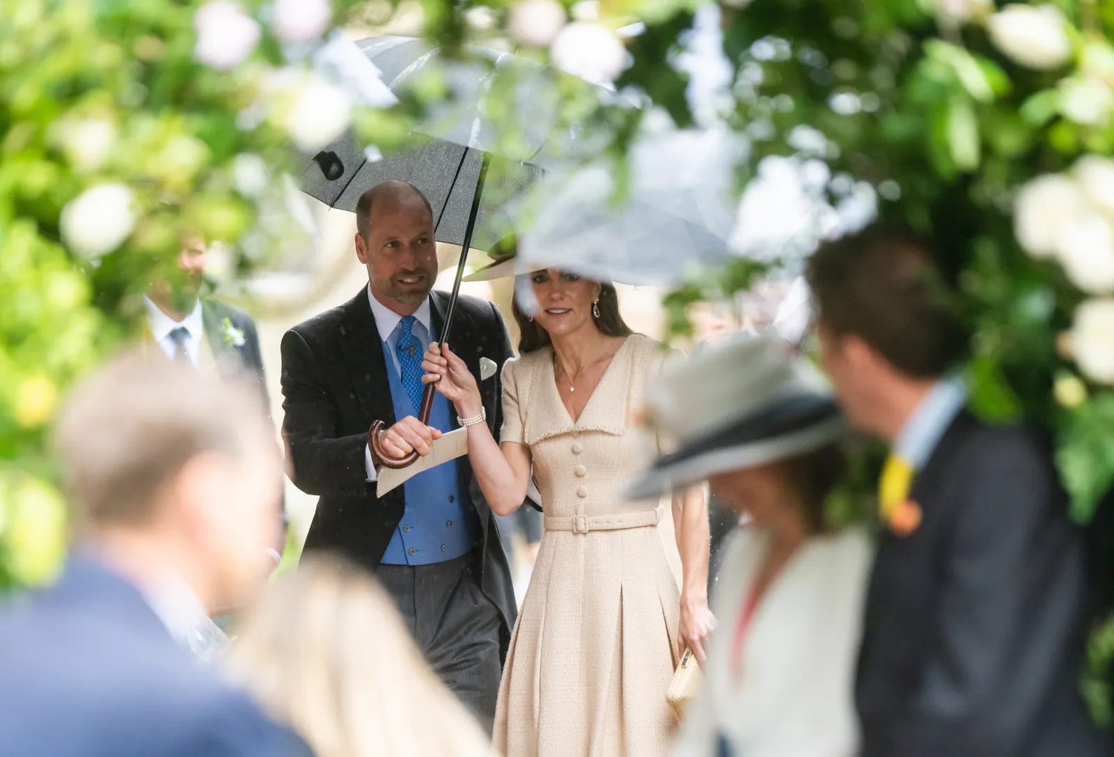 L'image peut contenir le prince William, duc de Cambridge, personne, accessoires pour adultes, vêtements de cérémonie, cravate, chapeau et tête.