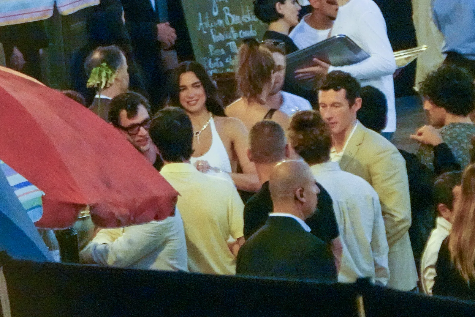 L'image peut contenir Callum Turner Dua Lipa Personne adulte Personnes Mariage Photobombing Visage Tête et accessoires