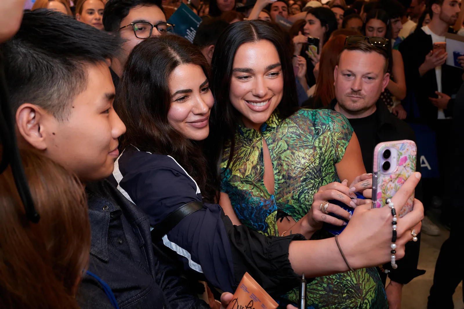 L'image peut contenir Dua Lipa David Givens Personne Photobombing Visage Tête Happy Smile Accessoires et lunettes pour adultes