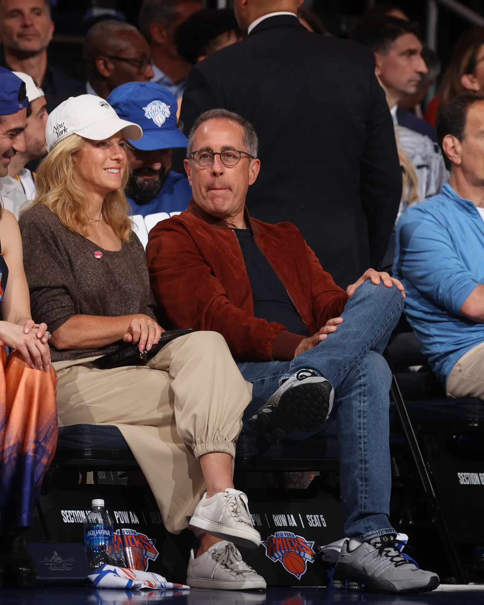 L'image peut contenir Jerry Seinfeld Jessica Seinfeld Vêtements Chaussures Chaussures Baskets Casquette de baseball Casquette Chapeau et Adulte