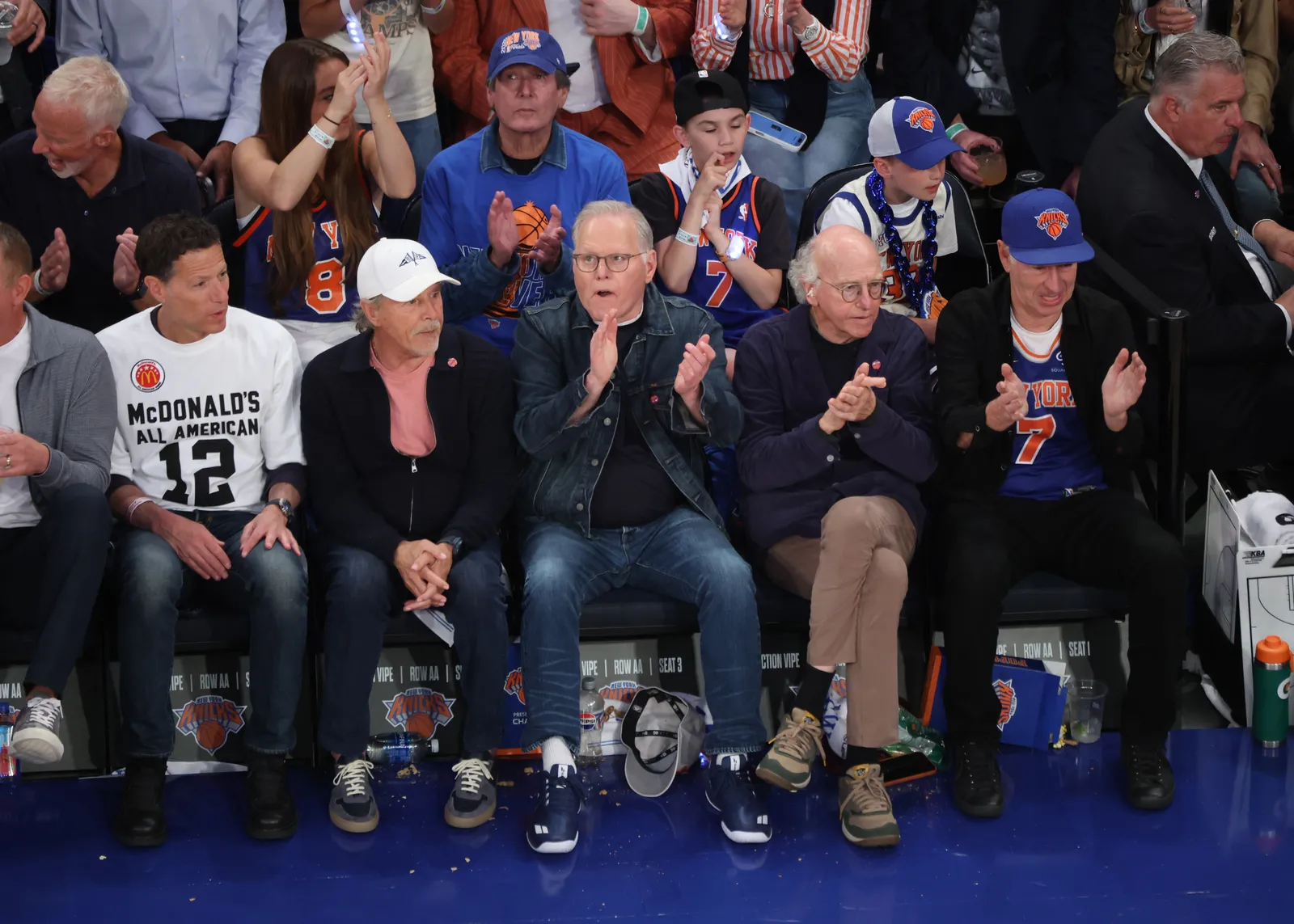 L'image peut contenir David Zaslav Larry David Don Johnson Vêtements Chaussures Chaussure Adulte Personne Manteau Veste et Enfant