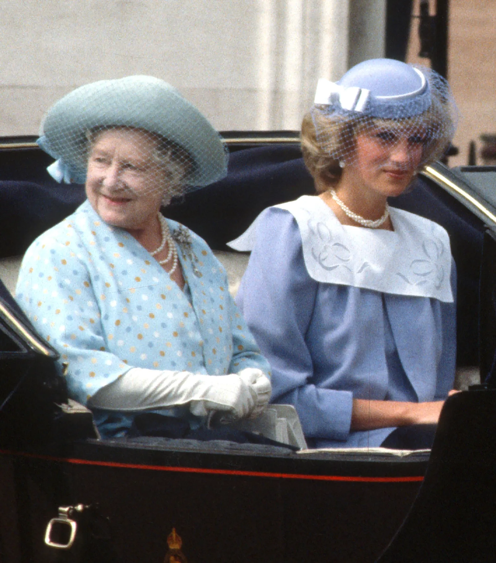 L'image peut contenir la reine Elizabeth, la reine mère Diana, la princesse de Galles, une personne adulte, un visage, des vêtements et un chapeau.