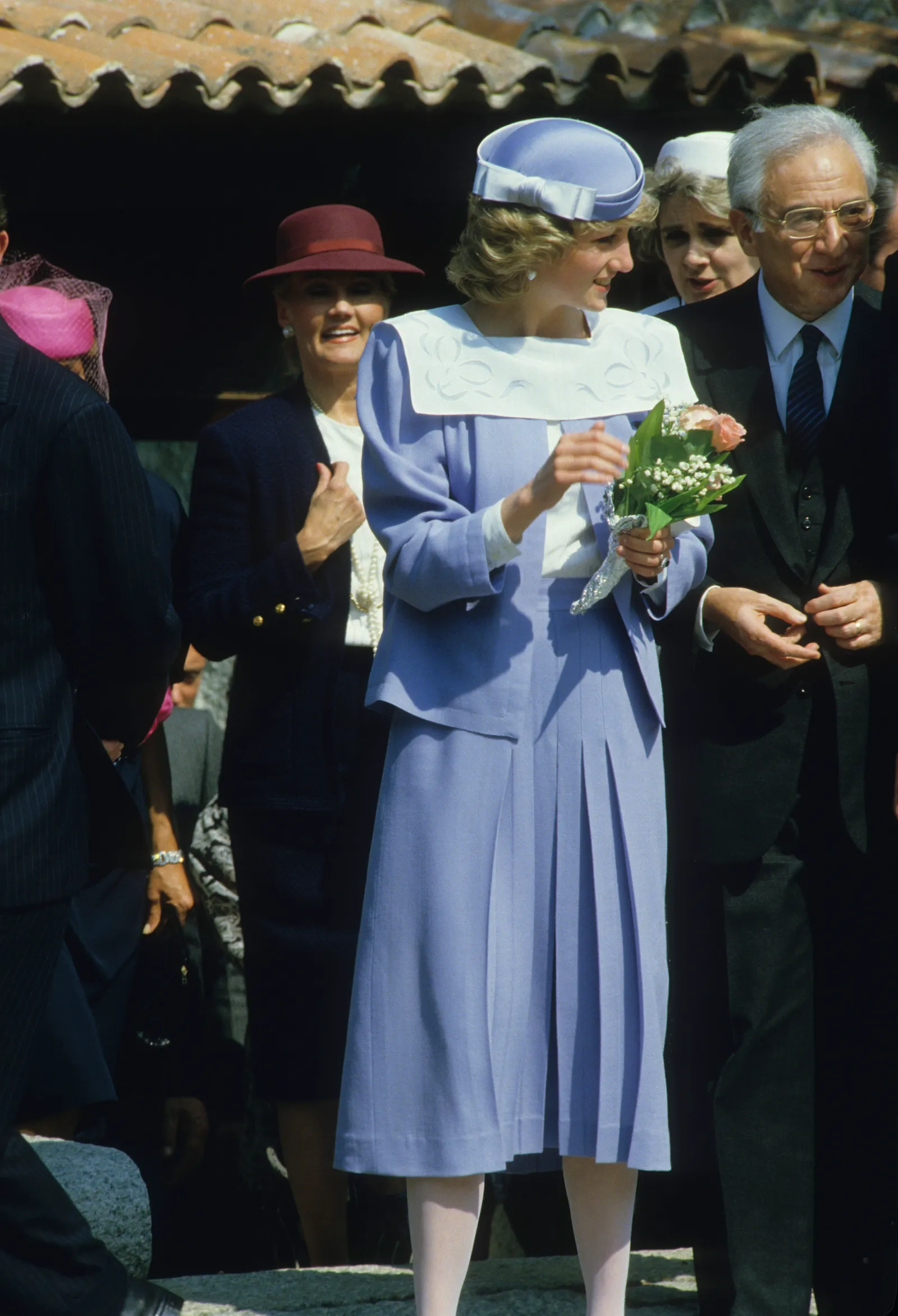 L'image peut contenir Francesco Cossiga Gayle Rankin Diana Princesse de Galles Personne Adulte Fleur et composition florale