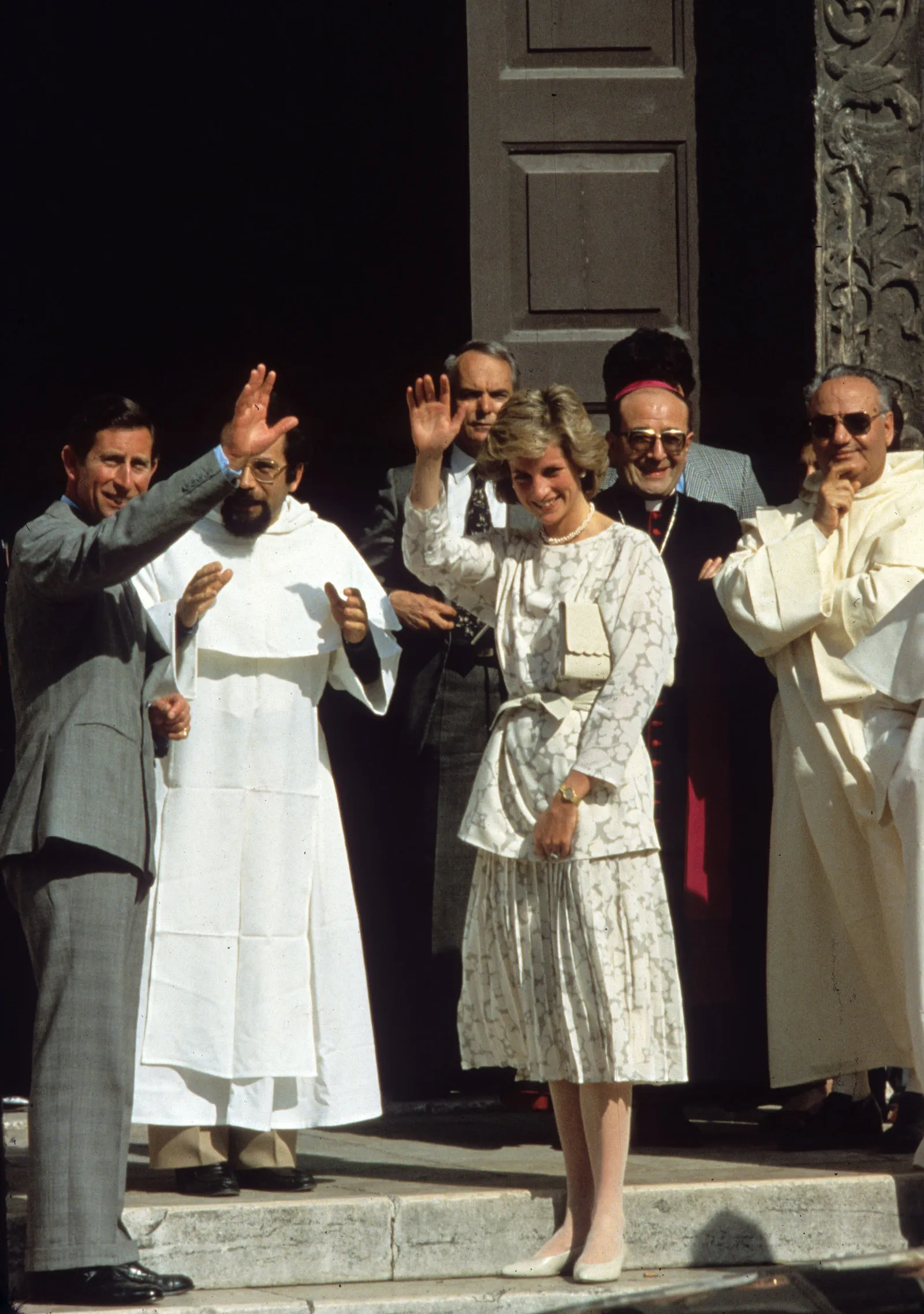 L'image peut contenir Sri Lal Sukla Charles Prince de Galles Diana Princesse de Galles Booth Gardner Personne adulte et visage