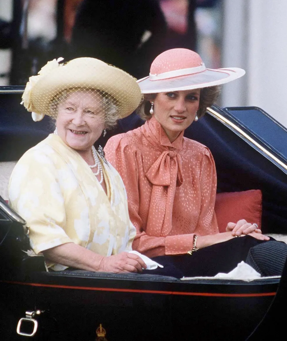L'image peut contenir la reine Elizabeth, la reine mère Diana, la princesse de Galles, une personne, des vêtements et un chapeau pour adultes.
