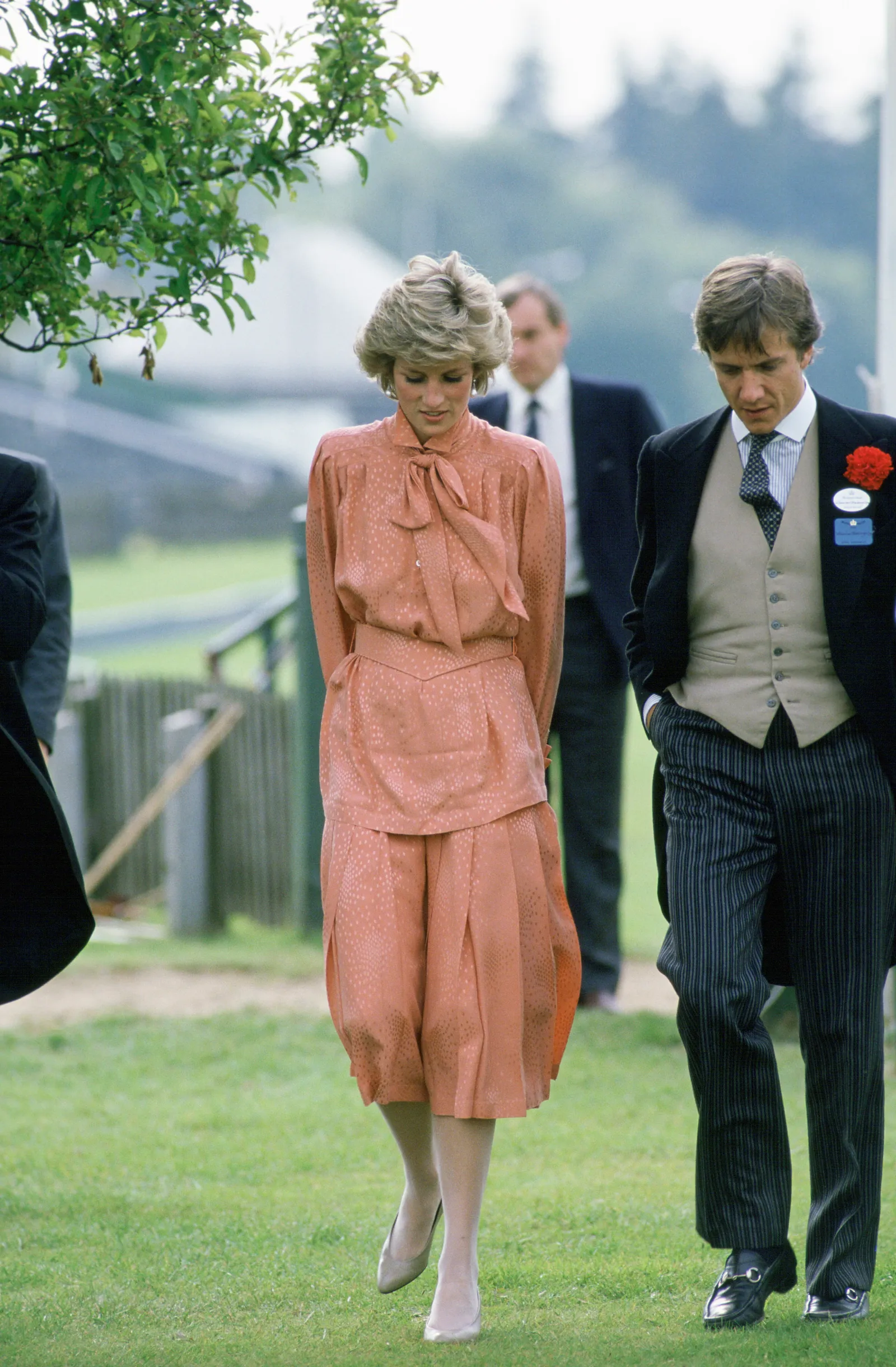 L'image peut contenir Diana, princesse de Galles, Barry Mannakee, personne, vêtements pour adultes, vêtements de cérémonie, costume et manteau.