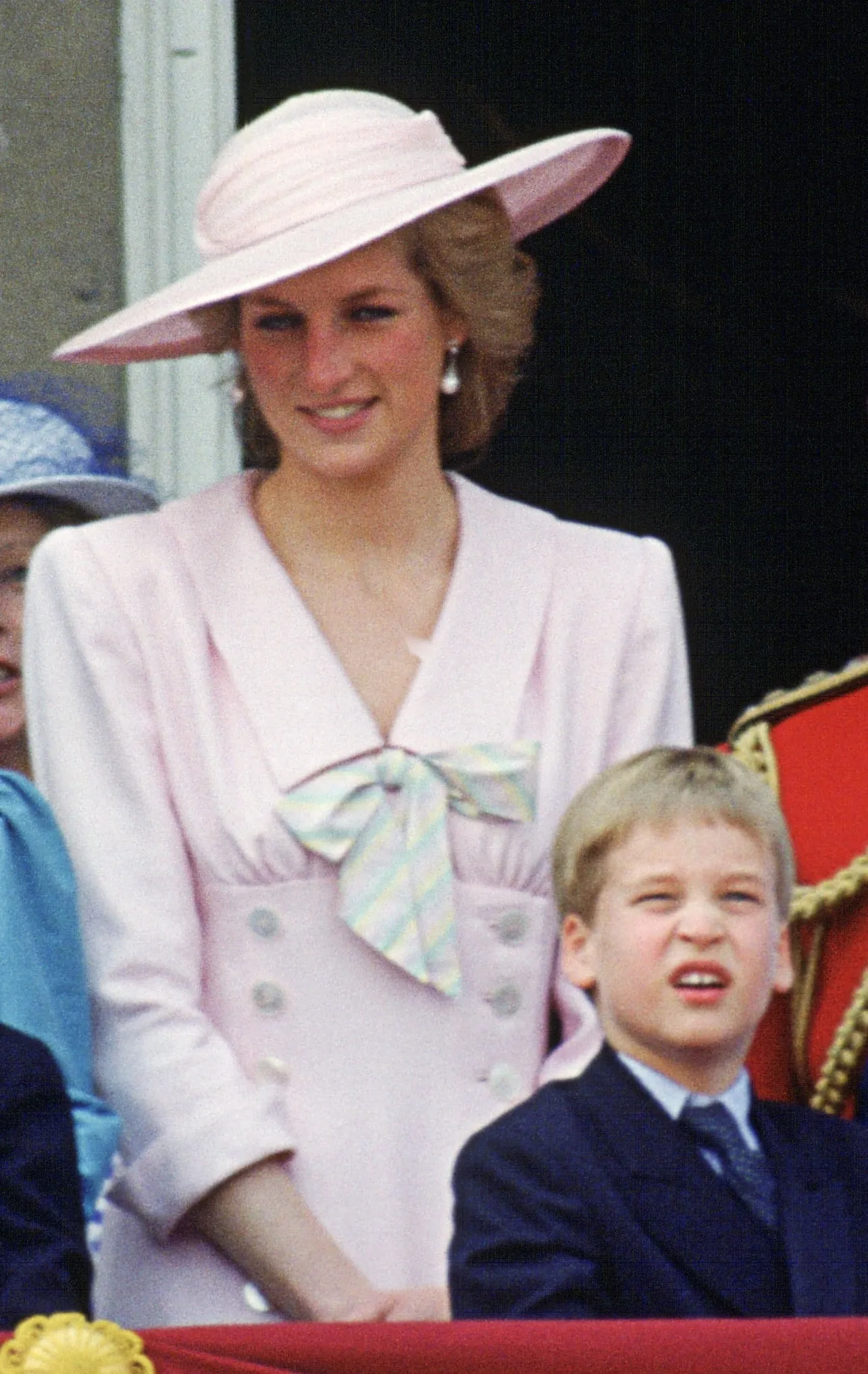 L'image peut contenir Diana Princesse de Galles Personne Vêtements pour adultes Chapeau Bébé Visage Tête Photographie et portrait